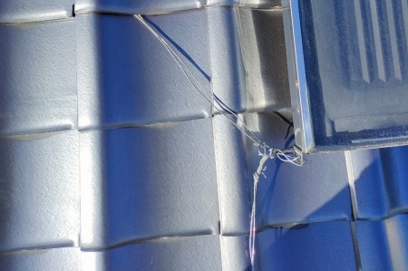 天日　ワイヤーで屋根下地に固定　太陽熱温水器撤去